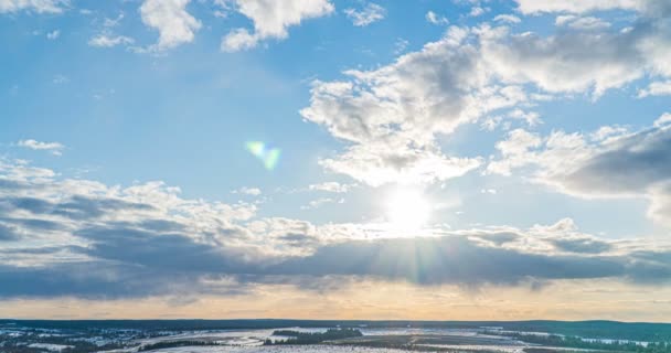 Gleichzeitige Bewegung von Wolken unterschiedlicher Ebenen, Zeitintervalle, wunderschönes Landschaftsschleifenvideo vor Sonnenuntergang — Stockvideo