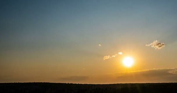 Piękny wieczór zachód słońca, upływ czasu, ruch chmur na innym poziomie przeciwko zachodzącemu słońcu — Wideo stockowe