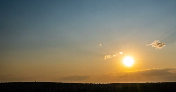 Όμορφο ηλιοβασίλεμα βράδυ, time lapse, κίνηση των νεφών ενός διαφορετικού επιπέδου ενάντια στον ήλιο που δύει — Αρχείο Βίντεο