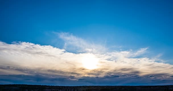 Gün batımında yüksek panoramik manzaralı bir hava sahnesi. Güzel bulutlar mavi gökyüzü, güneş parlayan bulut, arka plan gökyüzü, 4K, güneş gün batımında bulutların arasından parlıyor. — Stok video