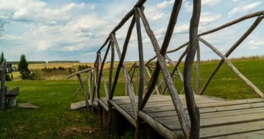 4K hızlandırılmış video. Güzel kırsal alan, kamera hareketi, ahşap köprü