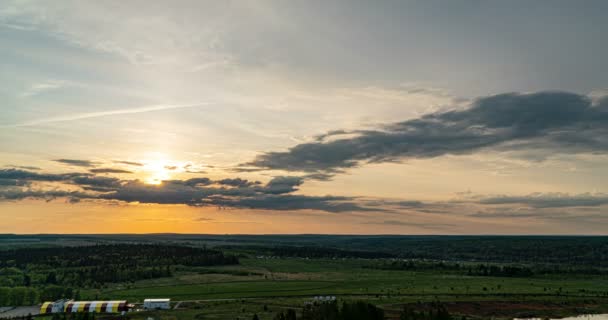 Hermoso atardecer, lapso de tiempo, movimiento de nubes de un nivel diferente contra el sol poniente — Vídeos de Stock