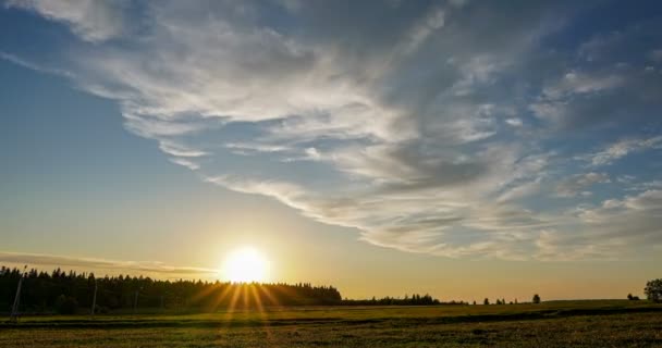 Scena lotnicza z widokiem panoramicznym o zachodzie słońca. Piękne chmury błękitne niebo, słońce blask chmura, tło Niebo, 4K, słońce świeci przez chmury o zachodzie słońca — Wideo stockowe