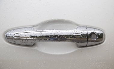 Gümüş otomobil kapı kolu