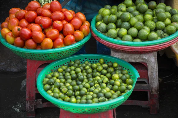 Semt pazarı üzerinde renkli sebze — Stok fotoğraf