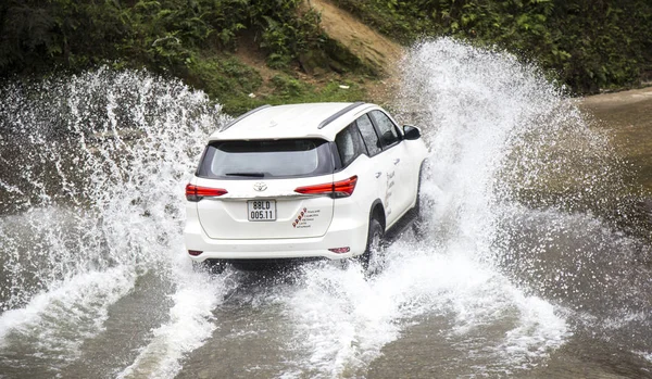 Toyota Fortuner v testovací jízdu — Stock fotografie