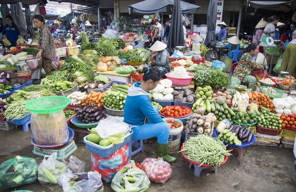 販売野菜や果物の市場でを人々 します。 — ストック写真