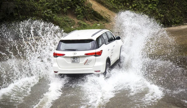Toyota fortuner bei testfahrt lizenzfreie Stockbilder
