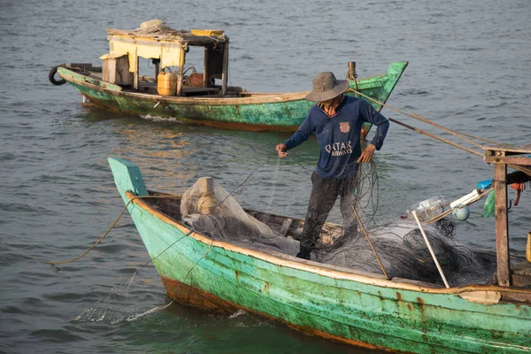 Vietnamees visser op visreis met boot — Stockfoto