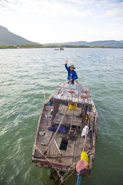 Vietnamesischer Fischer auf Angeltour mit Boot — Stockfoto