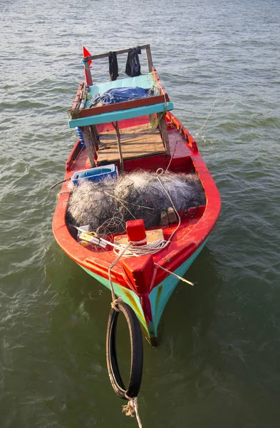 Красочная деревянная рыбацкая лодка — стоковое фото