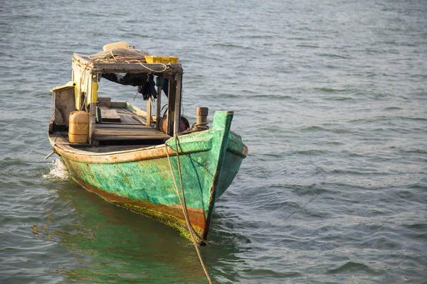 Barco de pesca de madeira colorido — Fotografia de Stock