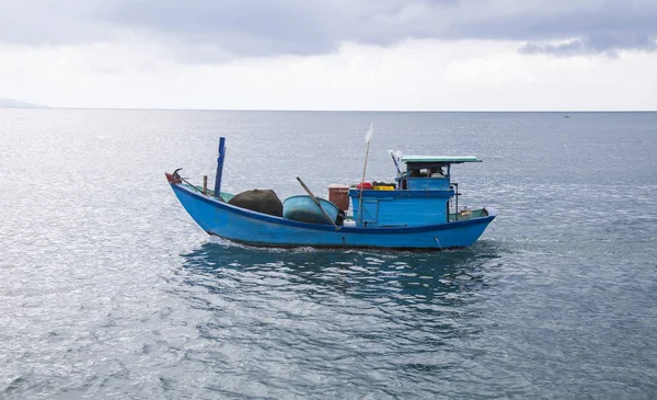 Bateau de pêche en bois coloré — Photo