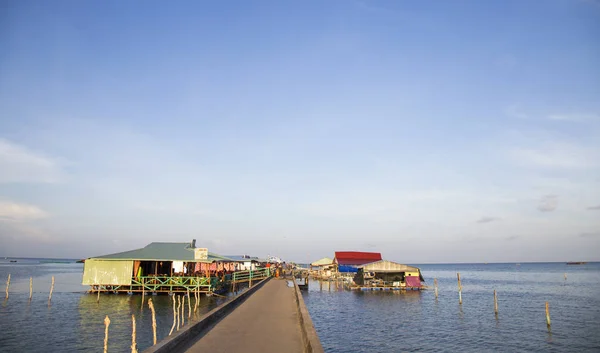 Estrada a casas de pescadores em água — Fotografia de Stock