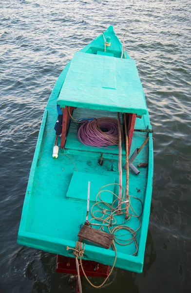 Kleurrijke houten vissersboot — Stockfoto