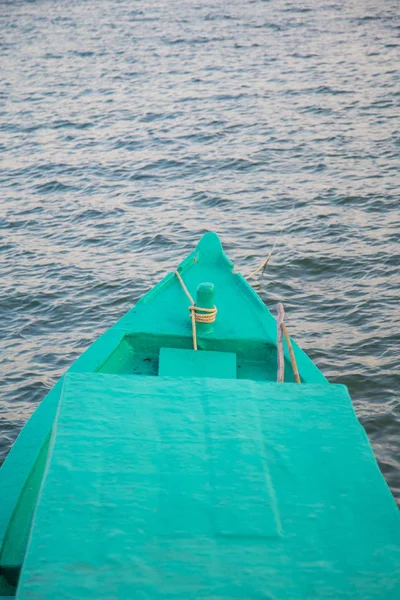 Färgglada trä fiskebåt — Stockfoto