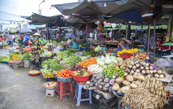 Personas que venden verduras y frutas en el mercado —  Fotos de Stock