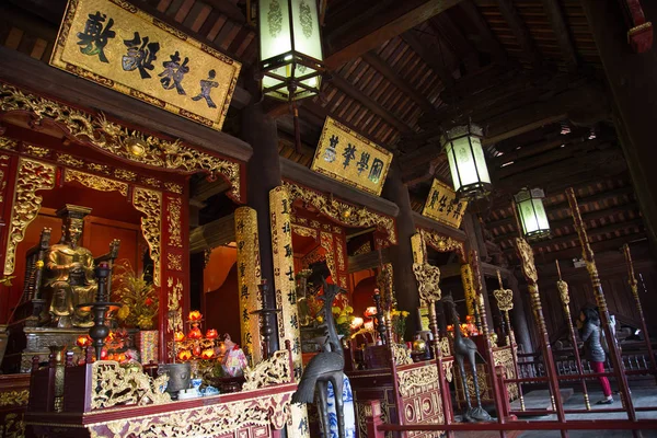 Altar with golden statues of gods — Stock Photo, Image