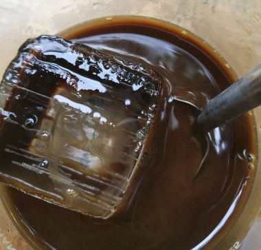 buz parçası üzerinde bardak kahve