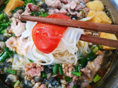 Vietnamca şehriye çorbası 