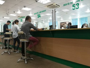 nakit bölümü pencere oturan insanlar