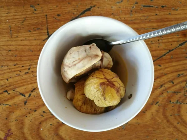 balut kaşık ile beyaz kase