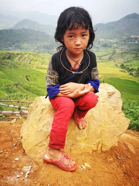 坐在岩石上的小女孩 — 图库照片