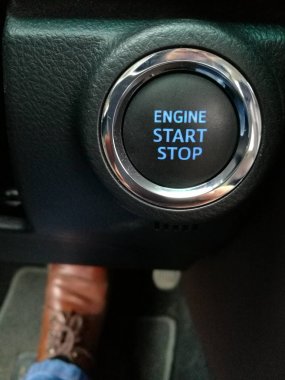 Motoru durdur düğmesini bir araba başlatmak, yakın çekim