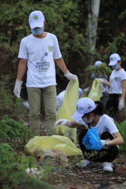 Öğrenciler plaj Temizleme