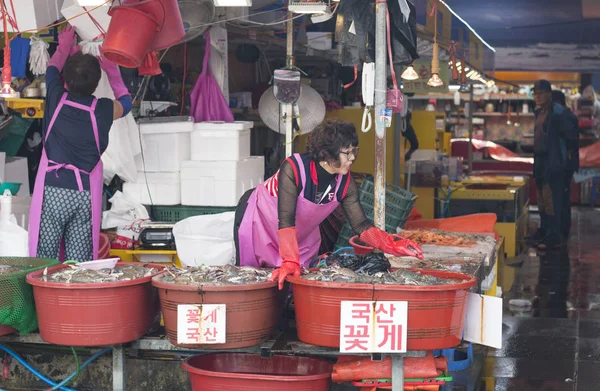 Mujeres coreanas vendiendo mariscos frescos — Foto de Stock