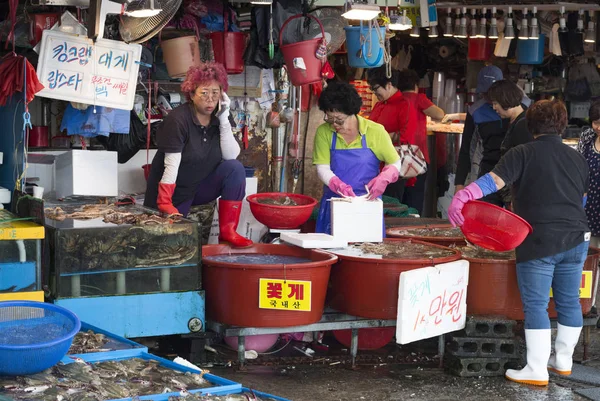 Koreai nők friss tengeri halakat árul — Stock Fotó
