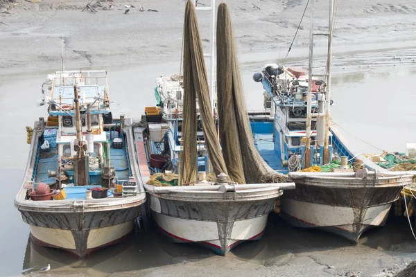 Barcos de pesca coreanos na praia de areia — Fotografia de Stock