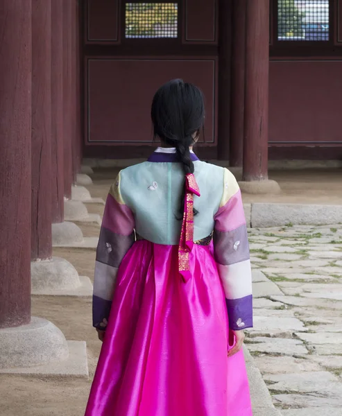 Fille coréenne à Hanbok à Gyeongbokgung — Photo