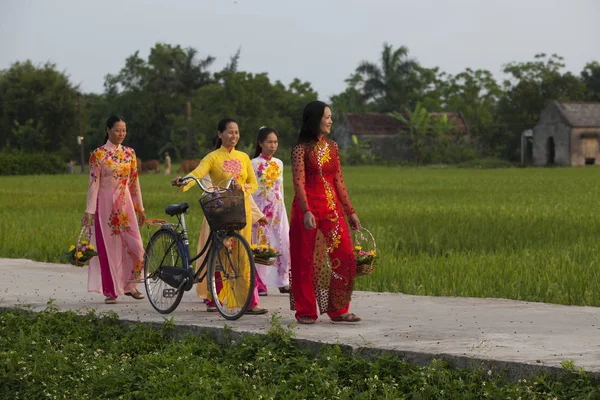 Vietnami nők a templomba járás — Stock Fotó