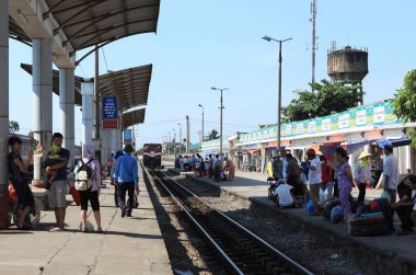 Yolcu dizel tren yakalamak hazırlanıyor