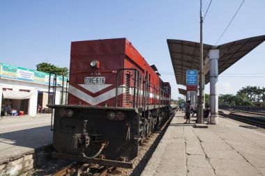 Yolcu dizel tren yakalamak hazırlanıyor