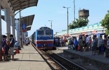 Yolcu dizel tren yakalamak hazırlanıyor