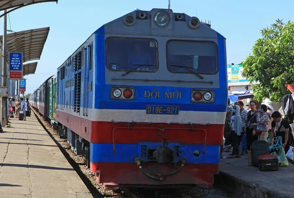 Pasajeros que se preparan para tomar el tren diesel — Foto de Stock