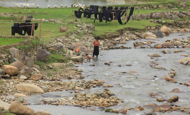 Nehir kıyısında çamaşır kadın