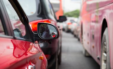 trafik sıkışıklığı içinde durdu arabalar