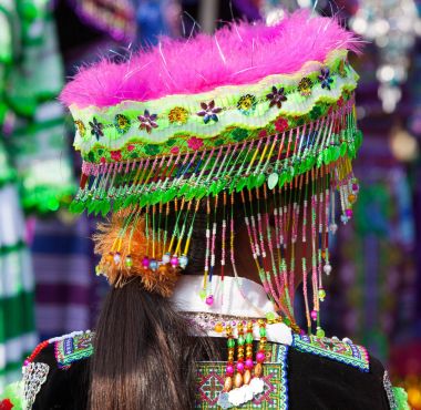 kızlar yeni geleneksel kostüm çalışıyor