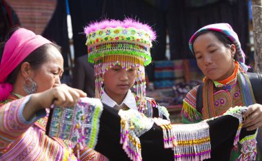kızlar yeni geleneksel kostüm çalışıyor