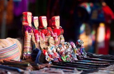 el yapımı kukla geleneksel kostümler giyinmiş