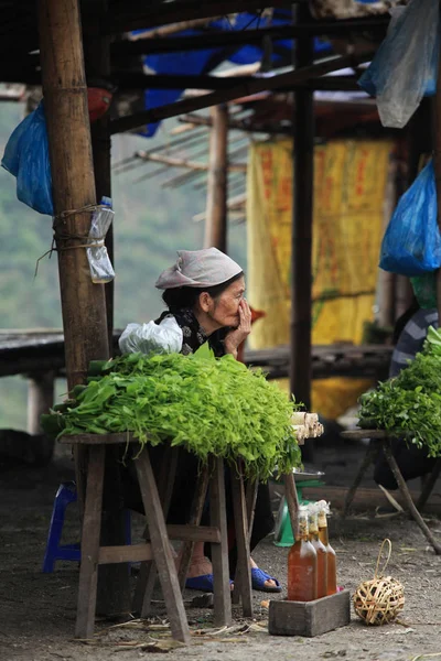 Müşteriler için bekleyen Vietnamca kadın — Stok fotoğraf
