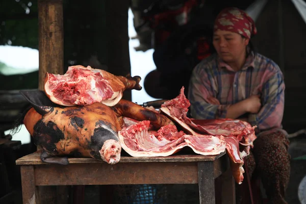 Vietnamská žena prodávat syrové vepřové maso — Stock fotografie