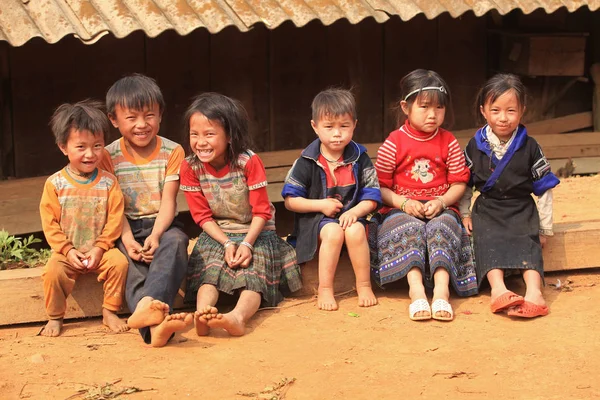 Kinderen zitten op houten balken — Stockfoto