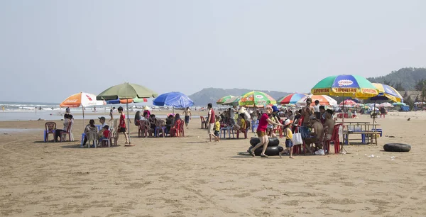 Personnes sous les parasols de plage — Photo