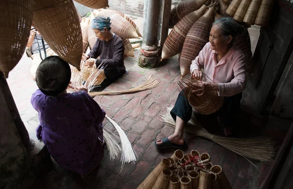 Mulheres vietnamitas fazendo armadilhas de peixe — Fotografia de Stock