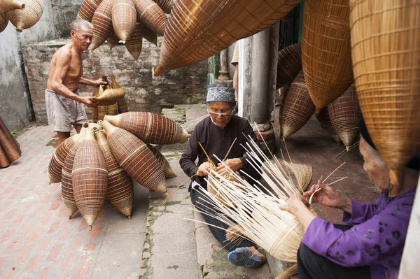 Mestres fazendo produtos de artesanato de bambu — Fotografia de Stock