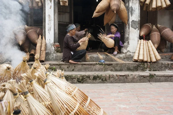 Bambu el sanatları ürünleri yapma masters — Stok fotoğraf
